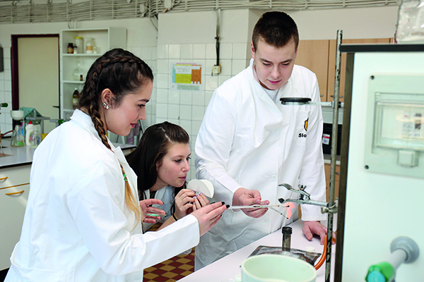 Die Jugendarbeitslosenquote in der Slowa&shy;kei beträgt 20.4% (Stand Dezember 2016) im nationalen Durchschnitt. Viele Branchen bemängeln am Ausbildungs&shy;system, dass es keinen hohen Praxisbezug aufweist und es schwierig ist, gut ausgebildete Arbeitskräfte zu finden. Die Schweiz unterstützt im Rahmen des Erweiterungsbei&shy;trages ein Projekt, dessen Ziel es ist, mit der Bereitstellung von Schweizer Know-How in der Slowakei ein duales Bildungssystem nach schweizerischem Vorbild einzuführen. © DEZA