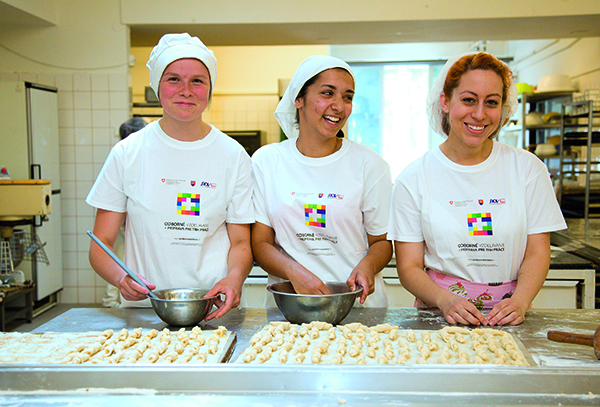 Junge Frauen in Ausbildung an der Berufsschule für Lebensmittelverarbeitung und Hoteldienstleistungen in Bratislava, dank dualer Berufsbildung werden die Lehrlinge gut auf den slowakischen Arbeitsmarkt vorbereitet.  © DEZA