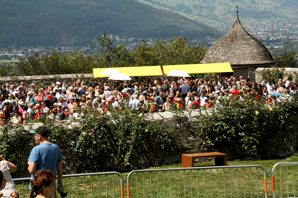 Die zur Verfügung gestellten Plätze für das Zusammensein im Rosengarten waren im Nu vergeben.  (Bild thk)