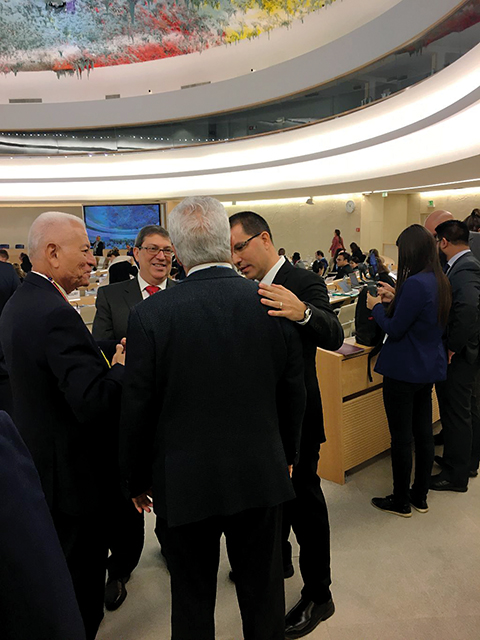Jorge Arreaza (rechts) und der kubanische Aussenminister, Bruno Rodríguez, (Mitte) im Saal des Uno-Menschenrechtsrats in Genf. (Bild ZiF)
