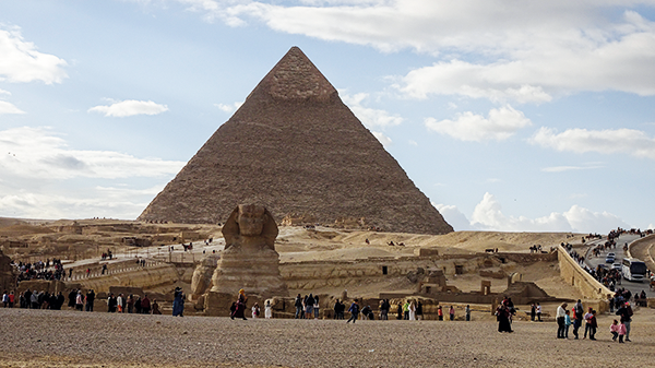 Die Cheopspyramide von Gizeh (um 2600 v. Chr.) mit der Sphinx (Bild vg)