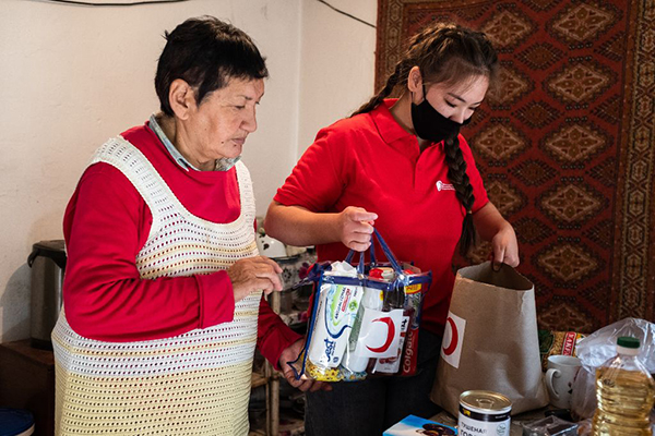Ayana bringt jeweils auch die Lebensmittel, die der Rote Halbmond in Armut lebenden Menschen zur Verfügung stellt. (Foto: Danil Usmanov/SRK/Fairpicture)