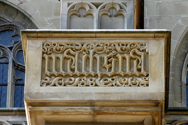  machs na  ( mach es nach ) – Inschrift an einem Pfeiler des Berner Münsters (Foto: Xxlstier / Wikimedia)