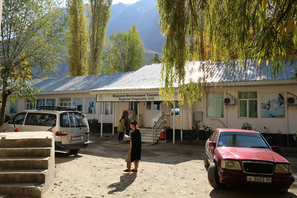 Die Dinge sind schlicht im Spital von Chorugh. Sein Einzugsgebiet ist riesig und reicht bis ins angrenzende Afghanistan. (Bild: Florian Marti)