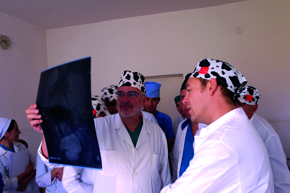 Der Leiter Dr. med. André Rotzer bespricht mit dem Ärzteteam vor Ort ein Röntgenbild.  (Bild: Florian Marti)