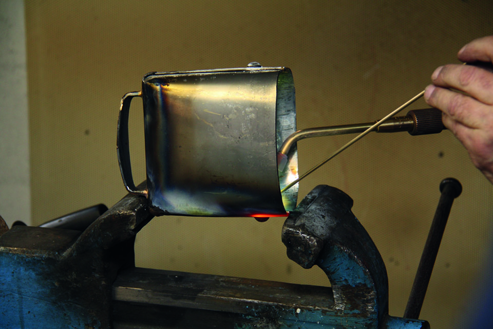 Die Lötmasse wird durch die Kapillarwirkung gleichmässig zwischen die beiden Metallhälften verteilt.